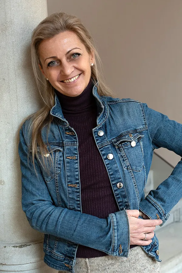 Sziráki Helga